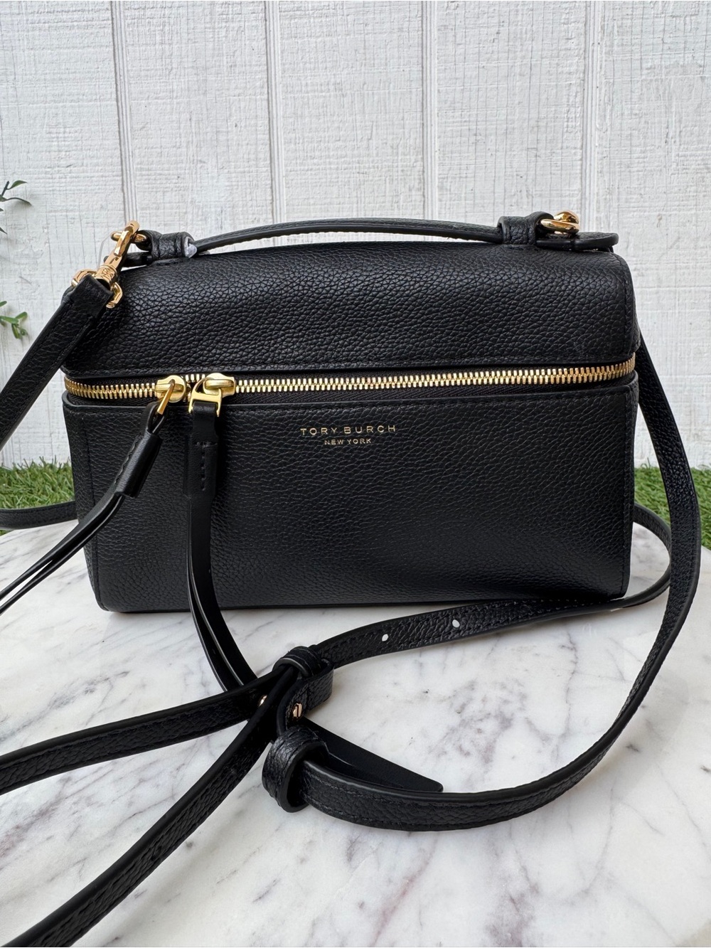 TORY BURCH SLIM ROMY TOP HANDLE
BAG in Black Leather Crossbody Bag like new - Picture 8 of 16